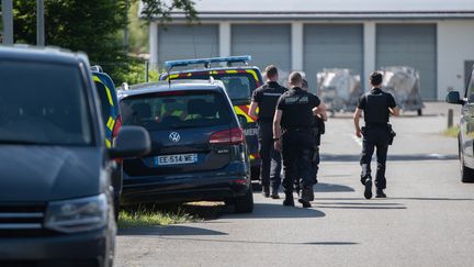 Des gendarmes mobilisés dans les recherches pour retrouver un homme armé en fuite au Lardin-Saint-Lazare (Dordogne), le 30 mai 2021.&nbsp; (ROMAIN LONGIERAS / HANS LUCAS / AFP)