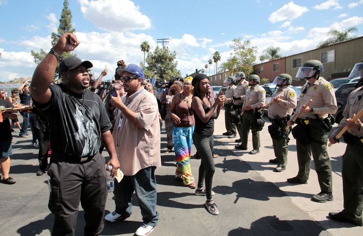 Des manifestants face à la police de San Diego, le 28 septembre 2016, à El Cajon (Californie). (EARNIE GRAFTON / REUTERS)