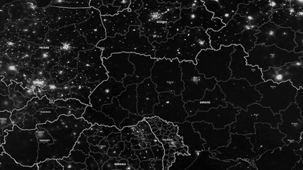 Victime des bombardements russes sur ses infrastructures électriques, l'Ukraine est plongée dans le noir et se résoud à de nombreuses coupures de courant qui compliquent la vie des habitants. (FRANCEINFO)