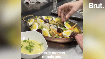 “A Noël, il n’y a pas de règles”. Le plat de son enfance, qui est devenu son plat signature et celui qu’elle sert en famille pendant les fêtes de fin d’année, c’est l’aïoli de lieu jaune. La cheffe Julia Sedefdjian nous partage sa recette.