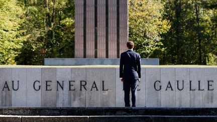 Emmanuel Macron devant une Croix de Lorraine géante, au mémorial du général de Gaulle de Colombey-les-Deux-Eglises pour les 60 ans de la Constitution, le 4 octobre 2018. (VINCENT KESSLER / POOL)