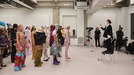 Les étudiants de masters de l'IFM lors du tournage du film qui sera présenté, le 28 février, en ouverture de la Fashion Week automne-hiver 2022-23. Les 12 et 13 janvier 2022 à Paris. (SACHA HERON)