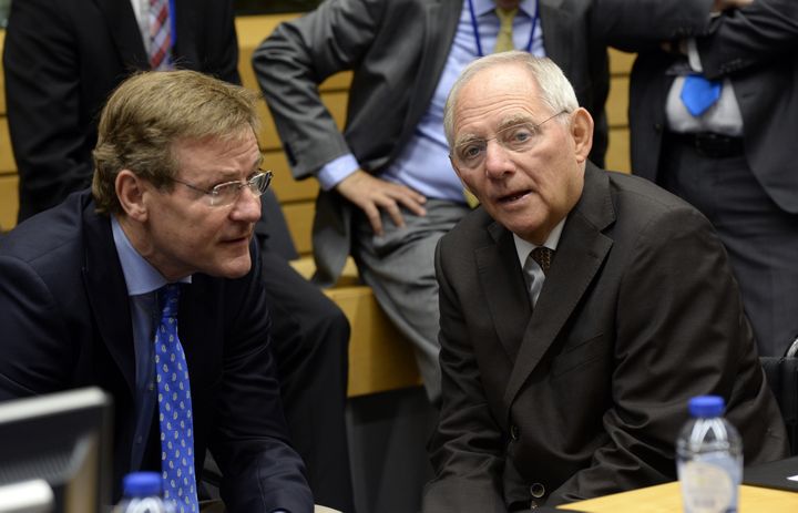 Le ministre des Finances allemand Wolfgang Sch&auml;uble discute avec son homologue belge&nbsp;Johan Van Overtveldt lors d'une r&eacute;union de l'Eurogroupe, le 12 juillet 2015 (Bruxelles). (THIERRY CHARLIER / AFP)