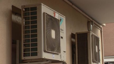 Certains peuvent rafraîchir leur domicile lorsqu'ils sont équipés&nbsp;d'une&nbsp;climatisation, mais l'air conditionné requiert beaucoup d'électricité. En Italie, une récente loi interdit d'utiliser les climatisations en dessous de 25 degrés. (Capture d'écran / France 2)