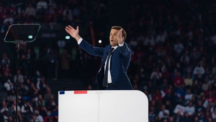 Emmanuel Macron en meeting à La Défense Arena, le 2 avril 2022, à Nanterre (Hauts-de-Seine). (SAMUEL BOIVIN / NURPHOTO / AFP)