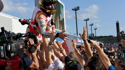 Marc Marquez fête comme il se doit son 3e titre MotoGP (TOSHIFUMI KITAMURA / AFP)