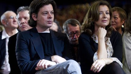 Le chanteur Benjamin Biolay (G) et Val&eacute;rie Trierweiler, la compagne de Fran&ccedil;ois Hollande assistent au discours fondateur de ce dernier au Bourget, le 22 janvier 2012. (FRED DUFOUR / EPA / MAXPPP)