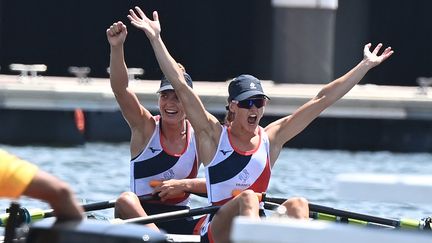 Laura Tarantola et Claire Bové après l'annonce de leur médaille d'argent, le 29 juillet 2021 aux Jeux olympiques de Tokyo. (LUIS ACOSTA / AFP)