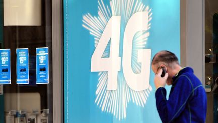 Photo d'illustration d'un magasin Bouygues Telecom qui fait de la publicité pour son réseau 4G à Dunkerque, en avril 2014.&nbsp; (PHILIPPE HUGUEN / AFP)