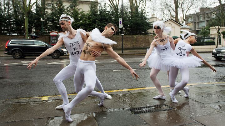 A l'initiative d'Amnesty International, des danseurs de ballet r&eacute;alisent une sc&egrave;ne du "Lac des cygnes" devant l'ambassade de Russie &agrave; Londres (Royaume-Uni), le 29 janvier 2014.&nbsp; (LEON NEAL / AFP)