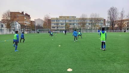 Les jeunes footballeurs du club de Montrouge (Hauts-de-Seine), mercredi 9 décembre 2020. (JEAN-PIERRE BLIMO)