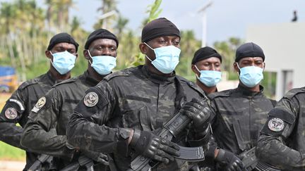 Des soldats ivoriens lors de l'inauguration de l'Académie internationale de lutte contre le terrorisme (AILCT) à Jacqueville, en Côte d'Ivoire, le 10 juin 2021. (ISSOUF SANOGO / AFP)