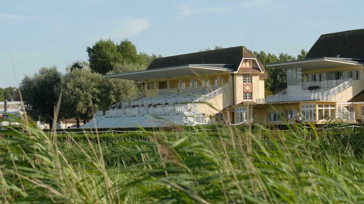 Les tribunes de l'hippodrome du Touquet. (Pôle Patrimoine & Nature du Touquet-Paris-Plage)