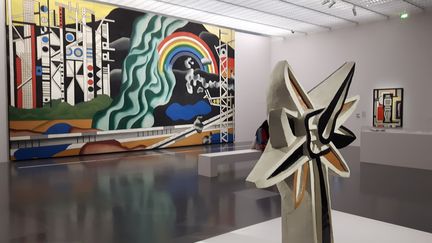 "La fleur polychrome" de Fernand Léger devant son tableau monumental : "Le transport des forces" au Centre Pompidou-Metz (RADIO FRANCE / Anne Chépeau)