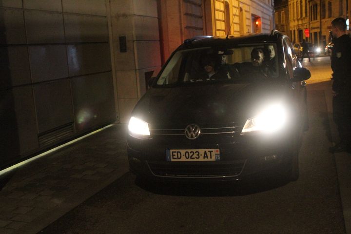 Une voiture de police entrant au palais de justice de Besançon (Doubs), avant la présentation de Jonathann Daval au juge d'instruction en vue de sa mise en examen. (MAXPPP)