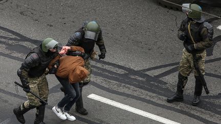 Des agents de la force anti-émeute interpellent un participant à la manifestation contre la réélection du président Alexandre Loukachenko, à Minsk (Biélorussie), le dimanche 15 novembre 2020. (AFP)