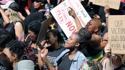 Depuis plusieurs années, les Sud-Africaines prennent leur courage à deux mains pour manifester contre les violences, viols et meurtres dont elles sont victimes dans leur foyer (ici, à Johannesburg, le 13 septembre 2019). (MARIUS BOSCH / REUTERS)