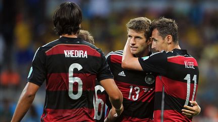 Thomas M&uuml;ller&nbsp;(num&eacute;ro 13)&nbsp;et Miroslav Klose&nbsp;(num&eacute;ro 11) apr&egrave;s le deuxi&egrave;me but de l'Allemagne contre le Br&eacute;sil, mardi 8 juillet 2014, en demi-finale de la Coupe du monde, &agrave; Belo Horizonte (Br&eacute;sil). (CHRIS BRUNSKILL/NEWSCOM/SIPA / SIPA USA)