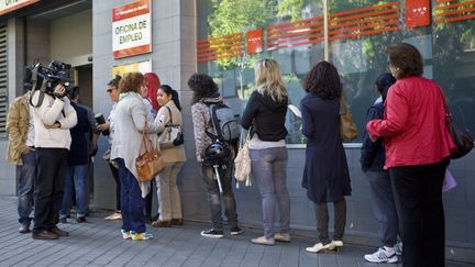 Devant le Pole Emploi espagnol, le 4 juin 2013. (SEBASTIEN BERDA / AFP)