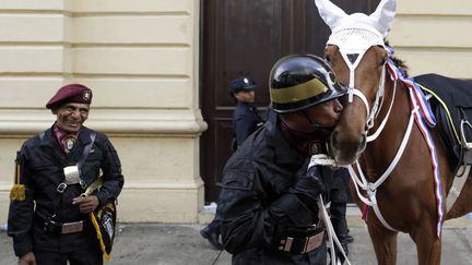 Un officier de police embrasse son cheval avant le d&eacute;fil&eacute; c&eacute;l&eacute;brant le 110&egrave;me anniversaire de l'ind&eacute;pendance du Panama &agrave; Panama City, le 3 novembre 2013. (CARLOS JASSO / REUTERS)