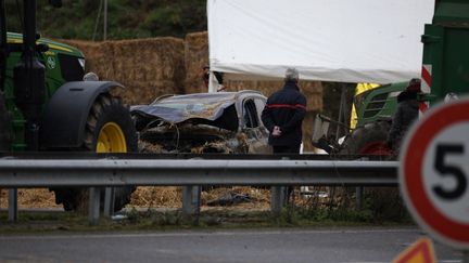 La voiture impliquée dans un accident de la route à Pamiers (Ariège), le 23 janvier 2024, lors duquel une agricultrice et sa fille sont mortes. (VALENTINE CHAPUIS / AFP)