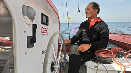 Francis Joyon à la barre d'IDEC (FRED TANNEAU / AFP)