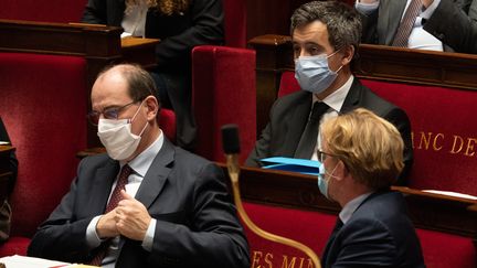 Le Premier ministre Jean Castex, entouré&nbsp;du&nbsp;ministre de l'Intérieur, Gérald Darmanin, et du ministre chargé des Relations avec le Parlement, Marc Fesneau, le 24 novembre 2020, à l'Assemblée nationale. (AMAURY CORNU / HANS LUCAS / AFP)