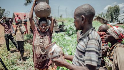 Mais pour que le paradis soit total, l'île doit encore relever quelques défis. La minorité pygmée locale, qui serait parmi les plus vieilles d'Afrique et vend des poteries pour survivre est en conflit avec les Bahavus, la communauté majoritaire. Et la déforestation sur les sommets est une autre face sombre d'Idjwi. Une conséquence de l'arrivée de 40 000 réfugiés hutus en 1994 après le génocide contre les Tutsis du Rwanda. (LUKE DENNISON/AFP)