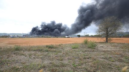 Une photo des impressionnantes fumées noires provoquées par l'incendie de l'usine Lubrizol, à Rouen le 26 septembre 2019. (MAXPPP)