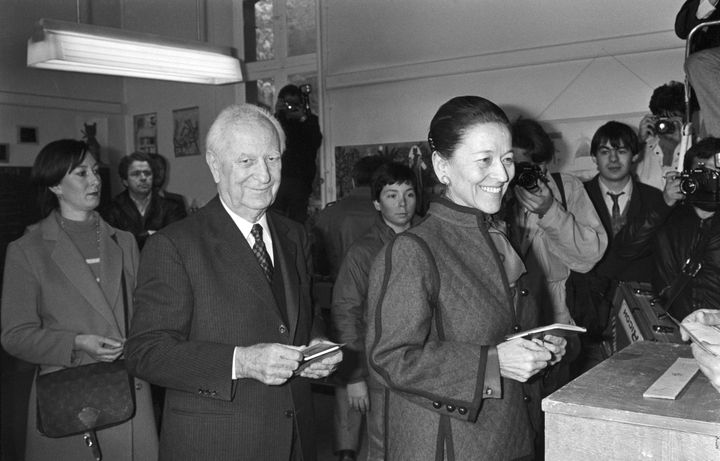 Marseille, mars 1983 : le maire et candidat Gaston Defferre et Edmonde Charles-Roux au premier tour des élections municipales.
 (PIERRE CIOT / AFP)