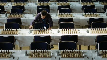 Un homme installe les jeux d'&eacute;checs lors d'un tournoi &agrave; Dresde (Allemagne), le 2 avril 2007. (MICHAEL HANSCHKE / REUTERS)