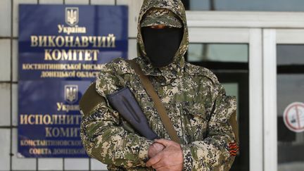 Un milicien pro-russe monte la garde devant la mairie de Kostyantynivka, le 28 avril 2014. ( MARKO DJURICA / REUTERS)