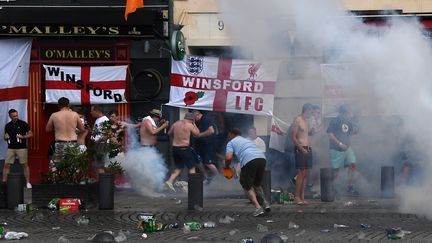 La police tire des gaz lacrymogènes pour disperser des supporters anglais, le 10 juin 2016, à Marseille (Bouches-du-Rhône).&nbsp; (ANNE-CHRISTINE POUJOULAT / AFP)