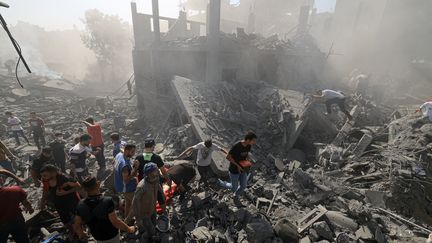 Buildings destroyed during Israeli bombardments, in Khan Yunis, in the south of the Gaza Strip, October 26, 2023. (MAHMUD HAMS / AFP)