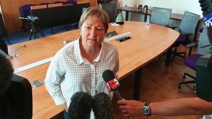 La maire de Calais, Natacha Bouchart, va envoyer une lettre au gouvernement pour "faire respecter les droits des Calaisiens". Ici&nbsp;dans la salle du conseil municipal de la mairie de Calais (Pas-de-Calais), mardi 20 juin 2017. (HUGO CAILLOUX / FRANCEINFO)