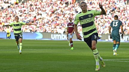 L'attaquant de Manchester City Erling Haaland&nbsp;après son second but contre West Ham, le 7 août 2022, lors de première journée de Premier League. (JUSTIN TALLIS / AFP)