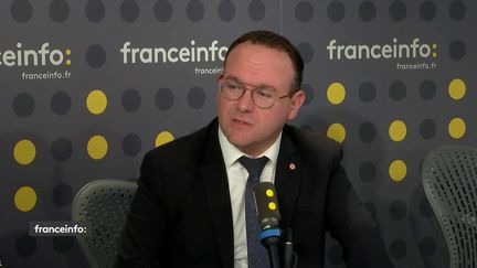 Damien Abad,&nbsp;président du groupe Les Républicains à l'Assemblée nationale, était l'invité de franceinfo lundi 2 mars.&nbsp; (FRANCEINFO / RADIOFRANCE)