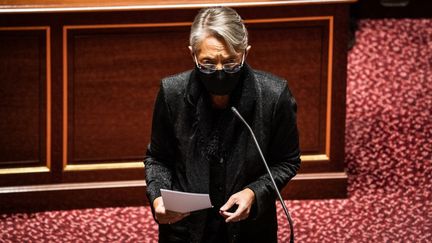 La ministre du Travail Elisabeth Borne au Sénat le 10 février 2021, à Paris. (XOSE BOUZAS / HANS LUCAS / AFP)