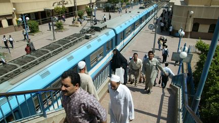 Egyptiens sortant d'une station de métro du Caire. Le métro de la capitale égyptienne compte trois lignes construites par un partenariat d'entreprises françaises et égyptiennes. (PASCAL DELOCHE/GODONG / PHOTONONSTOP)