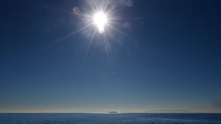 Un cargo traverse l'océan Pacifique, au large de la Californie (Etats-Unis), le 12 janvier 2016. (FREDERIC J BROWN / AFP)