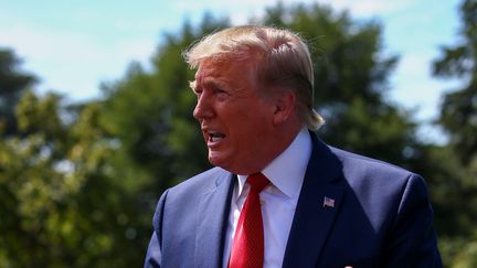 Donald Trump s'adresse à des journalistes, dans les jardins de la Maison Blanche, le 21 août 2019. (TASOS KATOPODIS / REUTERS)