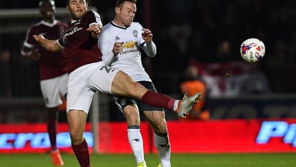 Wayne Rooney en difficulté dans la défense de Northampton