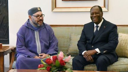 Le roi du Maroc Mohamed VI avec le président ivoirien Alassane Ouattara à Abdidjan, en novembre 2017. La Côte d'Ivoire est un des Etats membre de la Cédéao. (SIA KAMBOU / AFP)