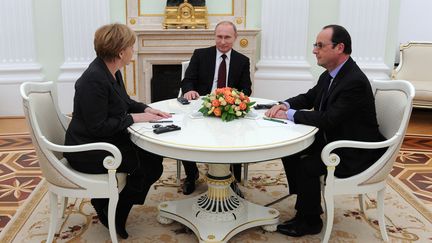 La chanceli&egrave;re allemande Angela Merkel, le pr&eacute;sident russe Vladimir Poutine et le pr&eacute;sident de la R&eacute;publique Fran&ccedil;ois Hollande, le 6 f&eacute;vrier 2015 &agrave; Moscou (Russie). (MICHAEL KLIMENTYEV / RIA NOVOSTI / AFP)