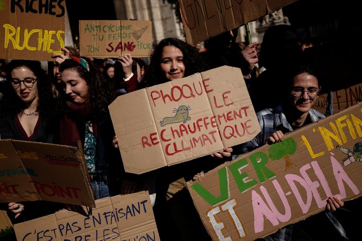 Une jeune fille avec une pancarte pendant la marche pour le climat, le 22 février 2019, à Paris. (LIONEL BONAVENTURE / AFP)