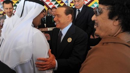 Mouammar Kadhafi, à côté du chef du gouvernement italien, Silvio Berlusconi, au sommet arabe de Syrte (Libye) (AFP - Livio ANTICOLI)