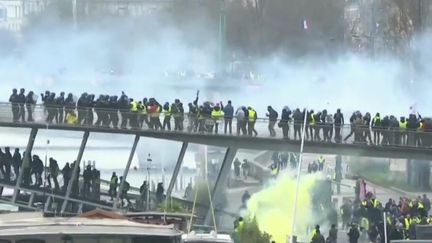 Affrontement entre "gilets jaunes" et policiers le 5 janvier 2019 à Paris (Capture d'écran France 2)