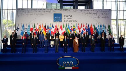 Les dirigeants des pays et organisations membres du G20, réunis à Rome (Italie), le 30 octobre 2021.&nbsp; (ALBERTO LINGRIA / XINHUA / AFP)