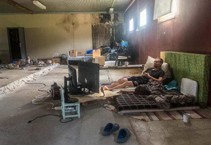 Face à la chaleur, Oloff Birk s'est aménagé une chambre dans le hangar réservé au bétail de sa maison&nbsp;à Färila, le 25 juillet 2018. (ELISE LAMBERT / FRANCEINFO)