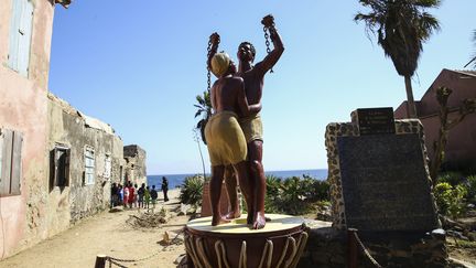 "Statue de l'émancipation" sur l'île de Gorée, haut-lieu de la mémoire de l'esclavage. C'est de cette île, située au large de Dakar, que partaient un grand nombre de bateaux négriers vers le continent américain. Photo prise le 28 février 2018. (HALIL SAGIRKAYA / ANADOLU AGENCY)